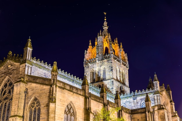 Photo la cathédrale saint-gilles à édimbourg la nuit