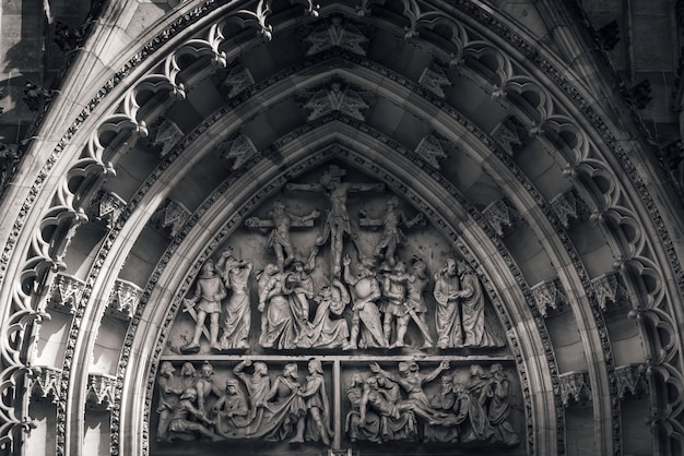 Photo cathédrale saint-guy, relief représentant la crucifixion du christ. prague, république tchèque