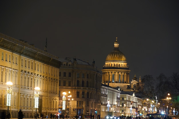 La cathédrale Saint-Isaac illuminée un soir d'hiver à Saint-Pétersbourg.