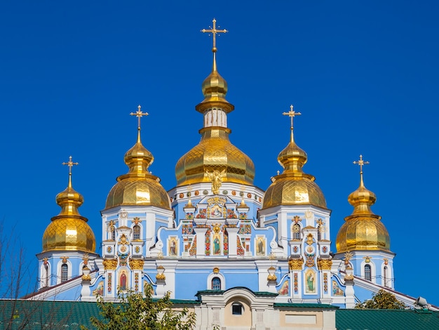 Cathédrale Saint-Michel au dôme doré sur fond de ciel bleu Kiev Ukraine