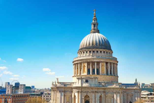 Cathédrale Saint-Paul à Londres par une belle journée ensoleillée