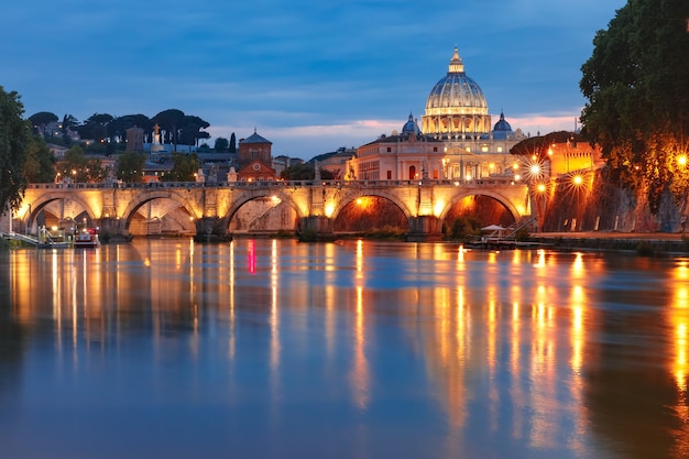 La cathédrale Saint-Pierre et le pont Saint-Ange sur le Tibre pendant l'heure bleue du matin à Rome, Italie.