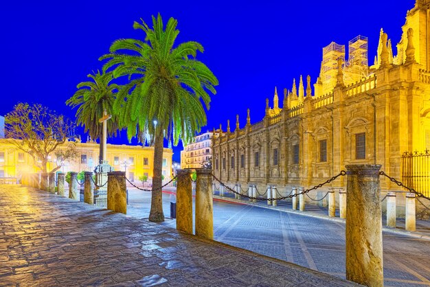 La cathédrale Sainte-Marie-du-Siège, mieux connue sous le nom de cathédrale de Séville, est une cathédrale catholique romaine de Séville