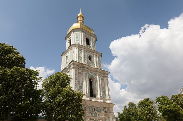 Cathédrale Sainte-Sophie à Kiev par une journée ensoleillée avec ciel bleu et nuages blancs