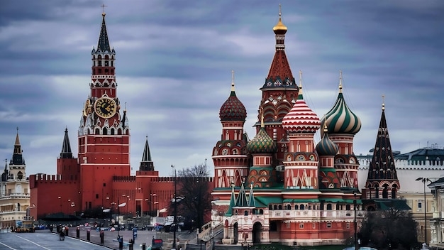 La cathédrale St. Basil et la tour Spasskaya sur la place Rouge à Moscou