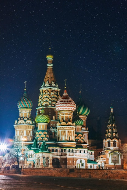 Cathédrale st basilics sur la place rouge à moscou la nuit