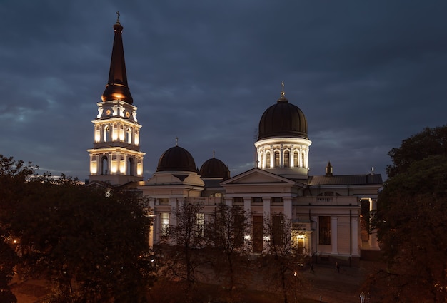 La cathédrale de la Transfiguration à Odessa est la cathédrale orthodoxe d'Odessa, en Ukraine, dédiée à la Transfiguration du Sauveur. La première et la plus importante église de la ville d'Odessa. Scène de nuit