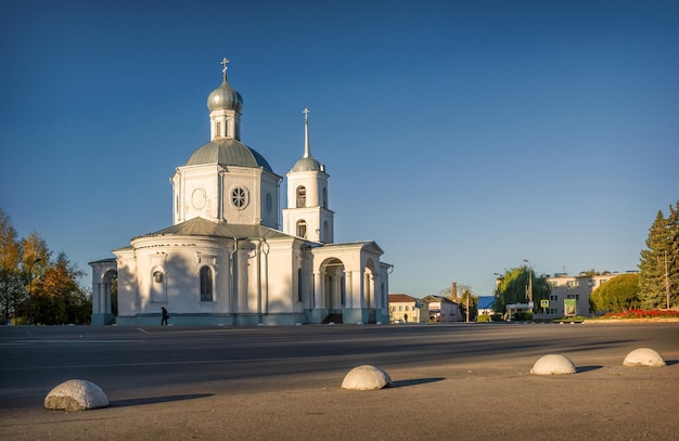 Photo cathédrale de la trinité à l'aube à ostrov à pskov