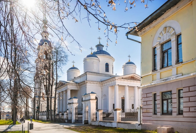 La cathédrale de la Trinité et le clocher et l'immeuble de bureaux Boulevard Volzhsky Kineshma Région d'Ivanovo