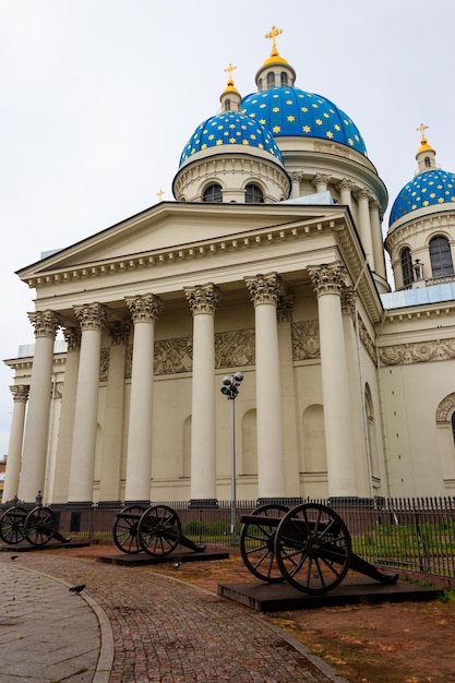 Cathédrale de la Trinité avec les vieux canons turcs devant St Petersburg Russie