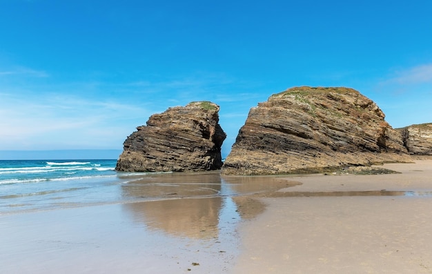 Cathédrales de plage sur le golfe de Gascogne en Espagne