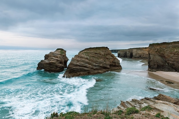 Cathédrales de plage sur le golfe de Gascogne en Espagne