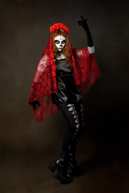 Catrina Drag Queen Studio portrait Portrait coloré de Catrina Halloween ou maquillage du jour des morts