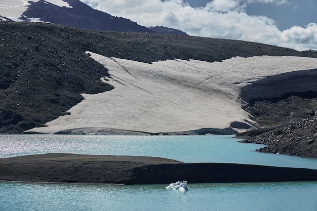 Caucase Elbrus sommet majestueux de la montagne ciel bleu lac couvert de neige glacier paysage rocheux paysage alpin