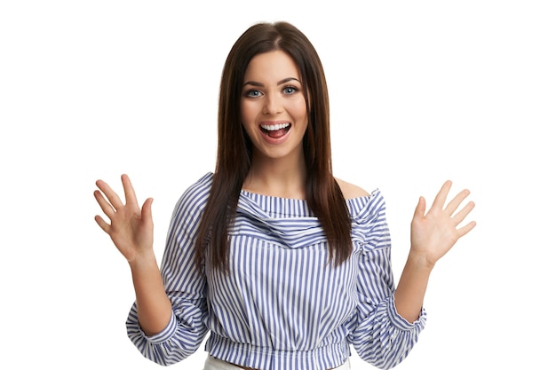 Caucasian brunette woman s'amusant et souriant isolé sur fond blanc