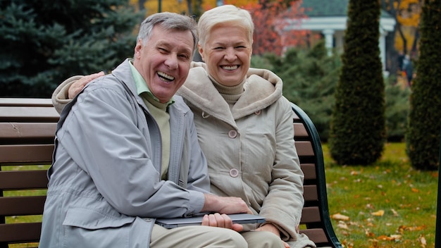 Caucasian couple marié famille retraité 60 personnes homme femme agitant les mains bonjour au revoir les personnes âgées