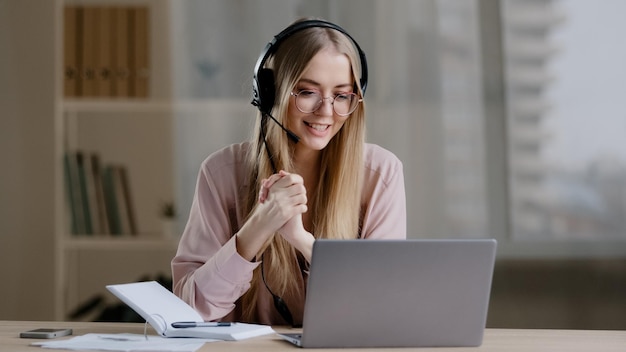 Caucasian girl business woman opérateur de centre d'appel ligne de soutien en ligne mentor enseignant à distance