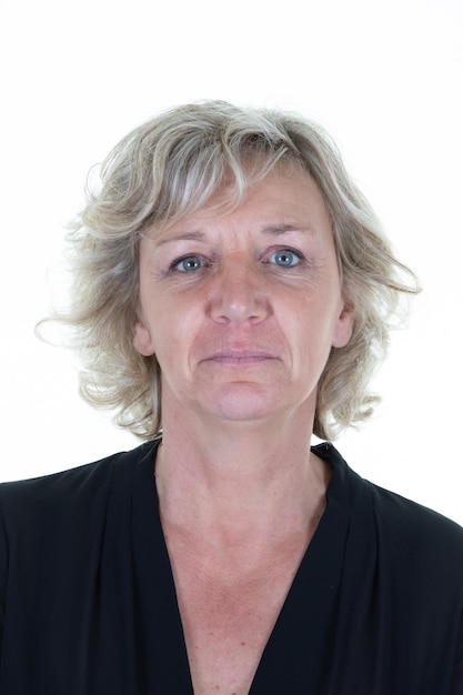 Caucasian senior woman photo officielle pour id passeport international carte d'identité permis de conduire sur fond blanc