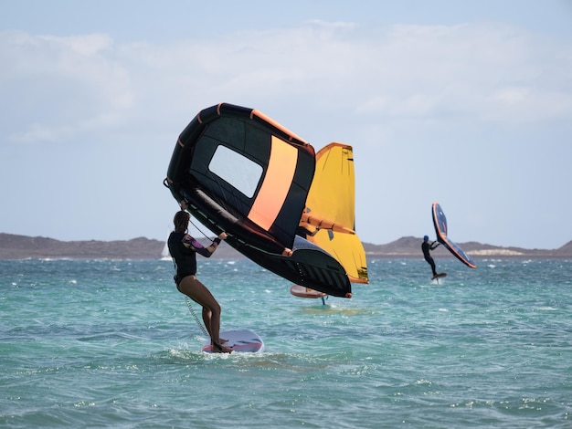 Caucasian woman wingfoiling dans l'océan