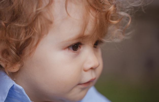 Caucasien bébé enfant portrait bouchent visage d'enfants