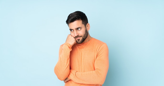 Caucasien bel homme avec une expression fatiguée et ennuyée isolée