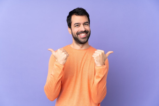 Caucasien, bel homme, isolé, à, pouces haut, geste, et, sourire