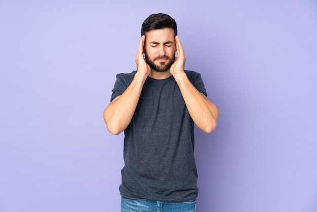 Caucasien bel homme avec mal de tête isolé