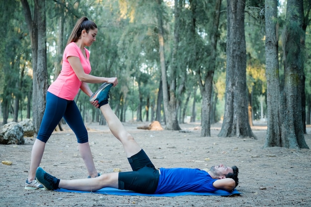 Caucasien, couple, faire, étirement, exercices, dans, a, parc