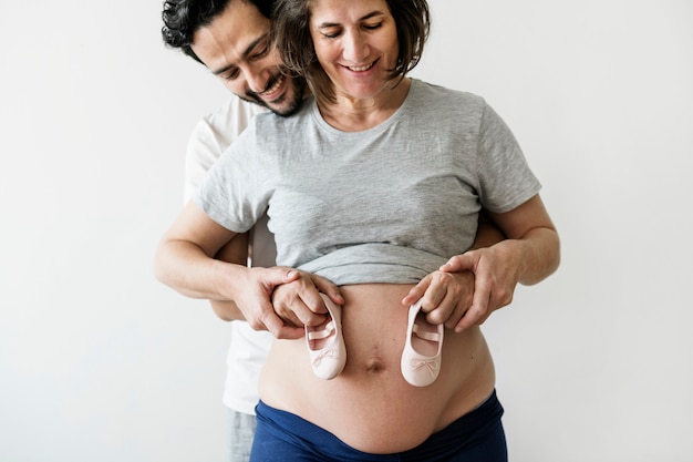 Caucasien, couple, tenue, bébé fille, chaussures