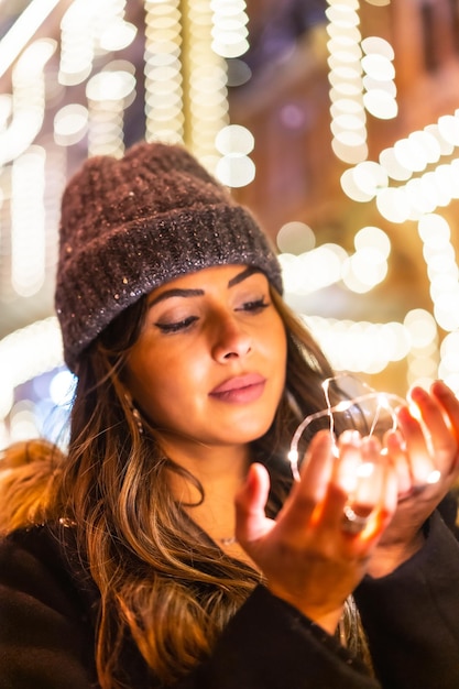 Caucasien dans la ville la nuit à côté des lumières de Noël