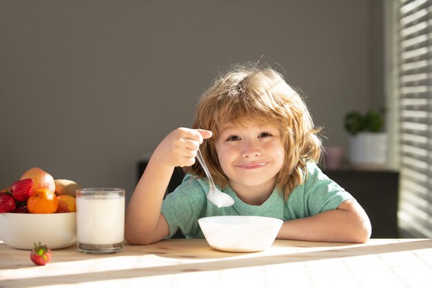 Caucasien enfant en bas âge garçon mangeant une soupe saine dans la cuisine une alimentation saine pour les enfants