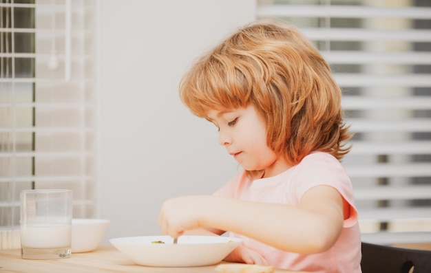 Caucasien enfant en bas âge garçon mangeant une soupe saine dans la cuisine une alimentation saine pour les enfants