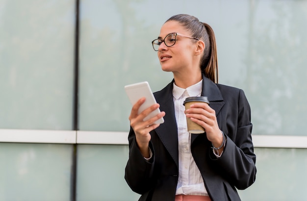 Caucasien, femme affaires, réseautage, sur, smartphone, à, pause café