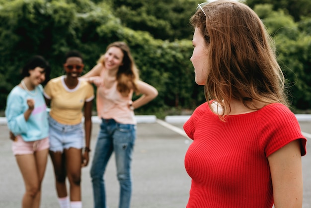 Caucasien femme étant l&#39;intimidation d&#39;autres filles