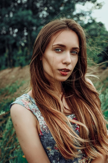 Caucasien, femme, etudiant universitaire, regarder caméra, sourire heureux