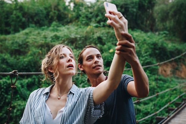 Caucasien, femme, et, homme, prendre, a, selfie, dehors, loisir récréatif