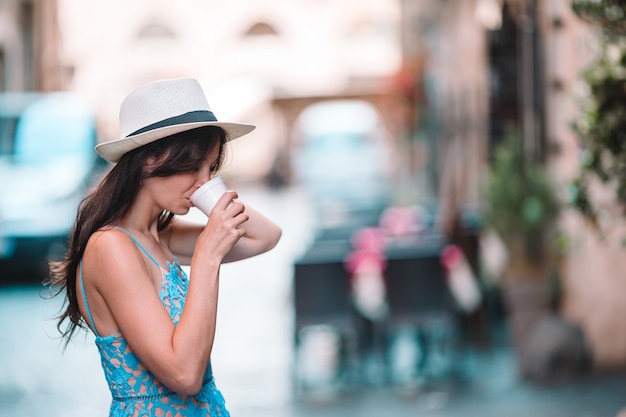 Caucasien, fille, boire, chaud, café, marcher, rue, à, europe