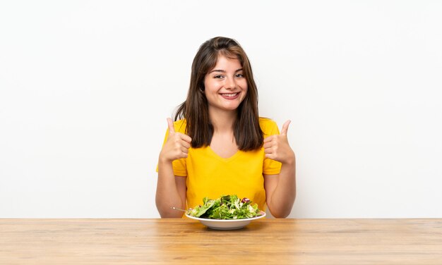 Caucasien, Fille, à, Salade, Donner, A, Pouces Haut Geste