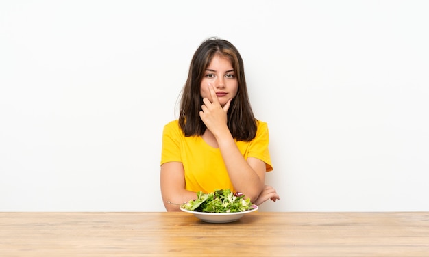 Caucasien, fille, à, salade, penser, a, idée