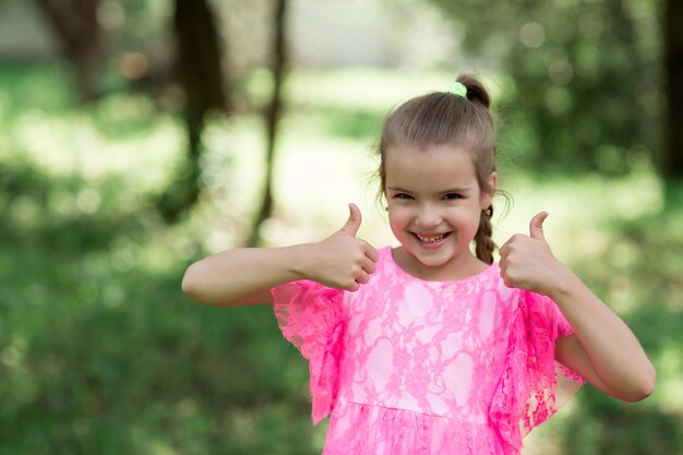 Caucasien, girl, poser, appareil photo, projection, approuver, signe, à, mains