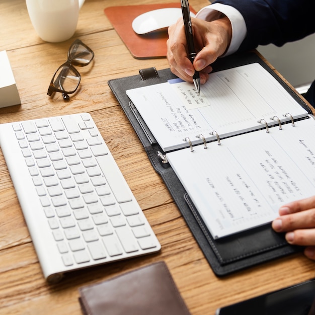 Photo caucasien homme d'affaires dans le bureau shoot