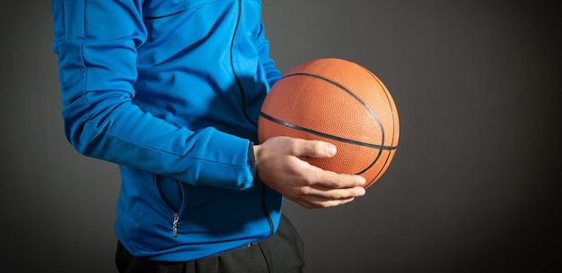 Caucasien, homme, tenue, basket ball