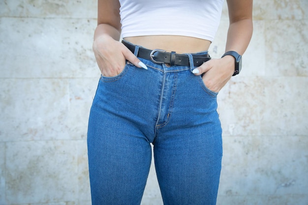 caucasien, jeune femme, porter, jean bleu