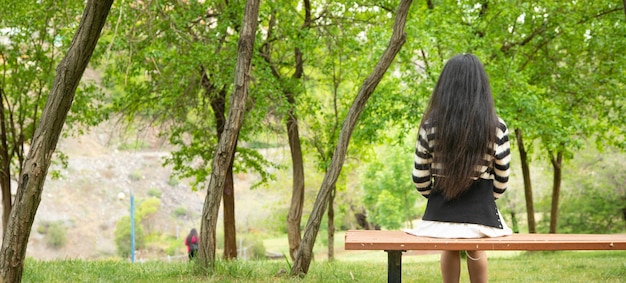 caucasien, jeune femme, séance, dans parc