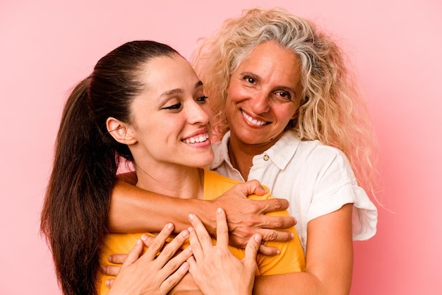 Caucasien maman et fille isolée sur fond rose