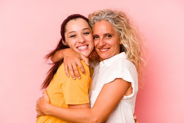 Caucasien maman et fille isolée sur fond rose
