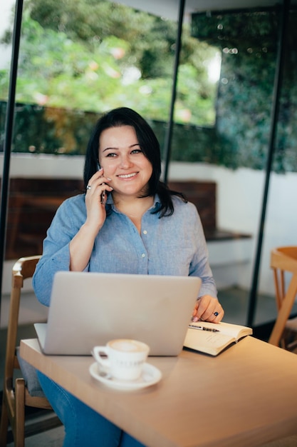 Caucasien, taille plus, femme souriante, travail, ordinateur portable, indépendant