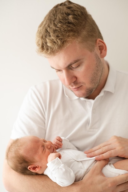 Caucasien, trente ans, blond, homme, tenue, pleurer, nouveau-né, petit bébé, fils, père enfant, relation