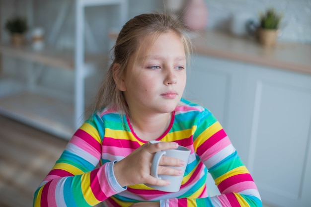 Caucasienne adolescente à la maison