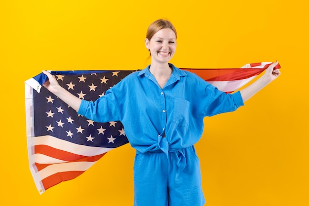 Caucasienne, girl, heureux, jeune femme, dans, bleu, vêtements, à, usa, drapeau, isolé